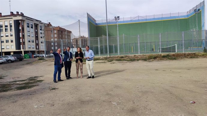 La directora general de Vivienda en la visita a la parcela municipal.