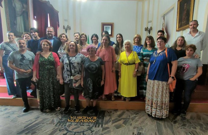El alcalde de Mérida, Antonio Rodríguez Osuna, con una repreentación de los artistas de la ciudad que participarán en la Noche del Patrimonio.