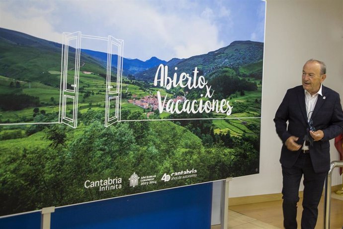 El consejero de Industria, Turismo, Innovación, Transporte y Comercio, Javier López Marcano, presenta la campaña turística Abierto por vacaciones