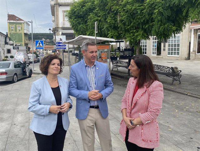El delegado del Gobierno en Galicia, José Miñones, y la subdelegada en A Coruña, María Rivas, en un acto en Betanzos junto a la alcaldesa, María Barral