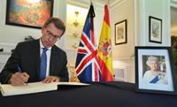 Feijóo visita al embajador de Reino Unido en España para mostrar el pésame del PP por la muerte de la reina Isabel II
