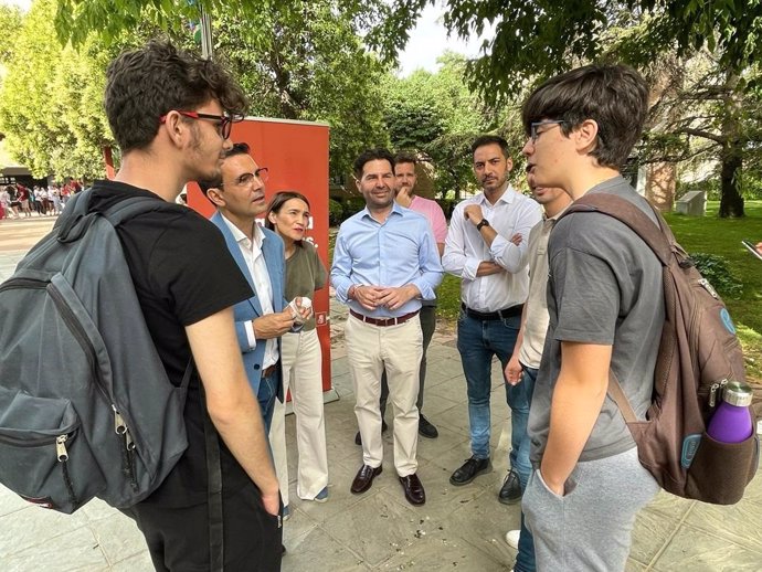 Archivo - El cabeza de lista del PSOE de Granada al Parlamento andaluz, Noel López, y el alcalde de Granada, Francisco Cuenca, junto a varios jóvenes. (Foto de archivo).