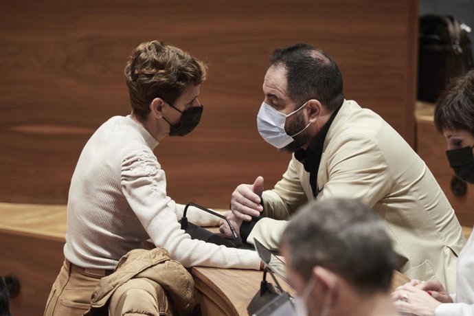 Archivo - La presidenta del Gobierno de Navarra, María Chivite, y el secretario de Organización y portavoz parlamentario del PSN-PSOE, Ramón Alzorriz.