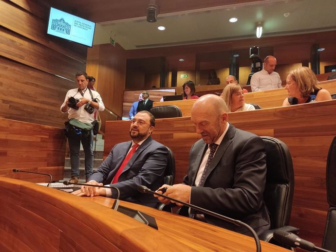 El presidente del Principado, Adrián Barbón, junto al vicepresidente Juan Cofiño durante el debate de Orientación Política General.