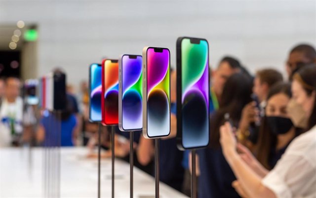 07 September 2022, US, Cupertino: The new iPhone 14 is seen on the grounds of the company's headquarters Apple Park after the novelty event. Apple is giving its new iPhones innovative makeovers ahead of the all-important Christmas shopping season. Photo: 