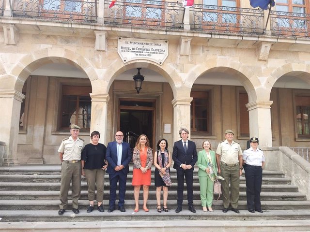 La ministra de Defensa se reúne con el alcalde de Soria y visita el proyecto de Subdelegación de Defensa