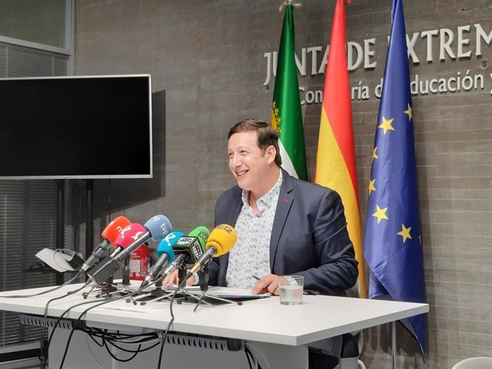 El secretario general de Educación de la Junta de Extremadura, Francisco Javier Amaya, en rueda de prensa sobre el inicio del curso 2022/2023