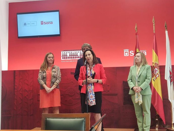 En el centro, Margarita Robles habla sobre los nuevos proyectos de Defensa en Soria junto a Barcones (izda) Valcarce (dcha) y Martínez.