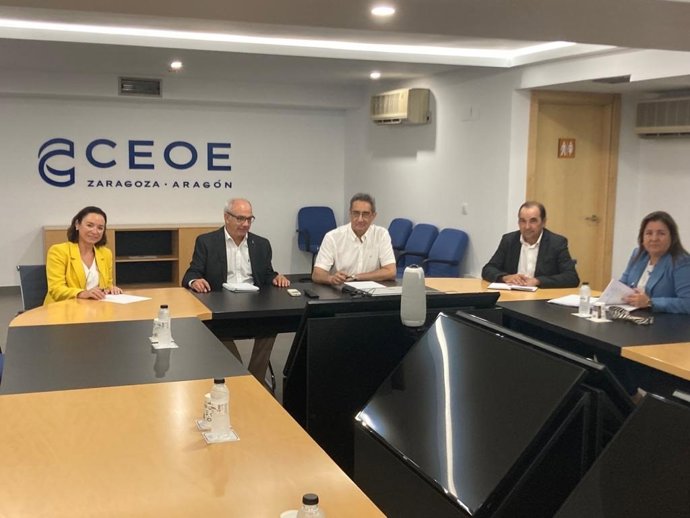 Los concejales del grupo municipal de VOX en el Ayuntamiento de Zaragoza, Julio Calvo y Carmen Rouco, en una reunión con el presidente de CEOE Aragón, Miguel Marzo, con el director general Jesús Arnau, y la secretaria general de CEOE Zaragoza, Ana López