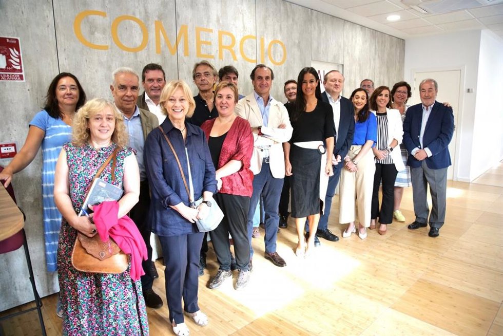 Miembros del Consejo de Comercio de la Ciudad de Madrid con la vicealcaldesa, Begoña Villacís
