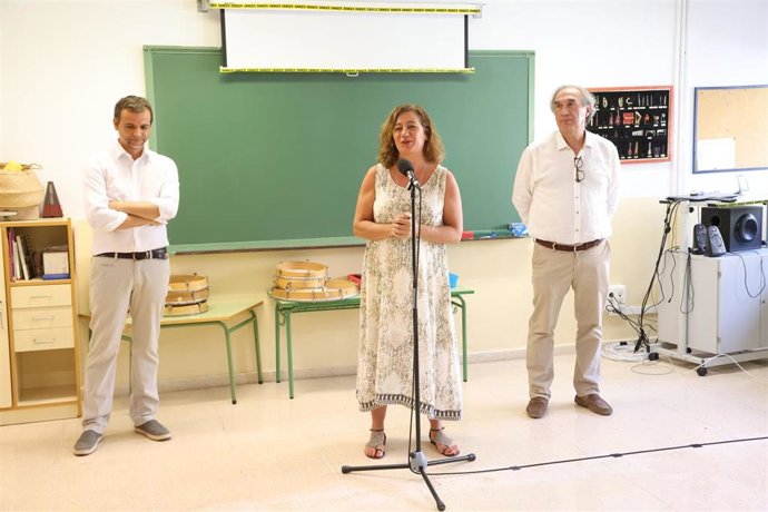 La presidenta del Govern, Francina Armengol, junto al conseller de Educación y Formación Profesional, Martí March,y el regidor de Educación y Política Lingüística del Ayuntamiento de Palma, Lloren Carrió, en el CEIP Santa Catalina de Palma.