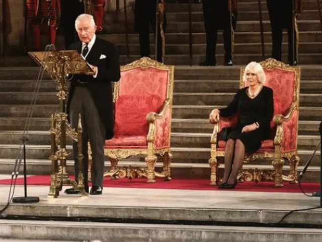 El Rey Carlos, acompañado de Camila, ha jurado lealtad al Parlamento Británico