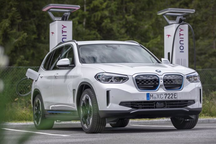 Archivo - Vehículo eléctrico de BMW recargando.