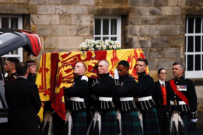11 September 2022, United Kingdom, Edinburgh: Pallbearers carry the coffin of Queen Elizabeth II, draped with the Royal Standard of Scotland, as it arrives at Holyroodhouse, Edinburgh where it will lie in rest for a day. Photo: Alkis Konstantinidis/PA W
