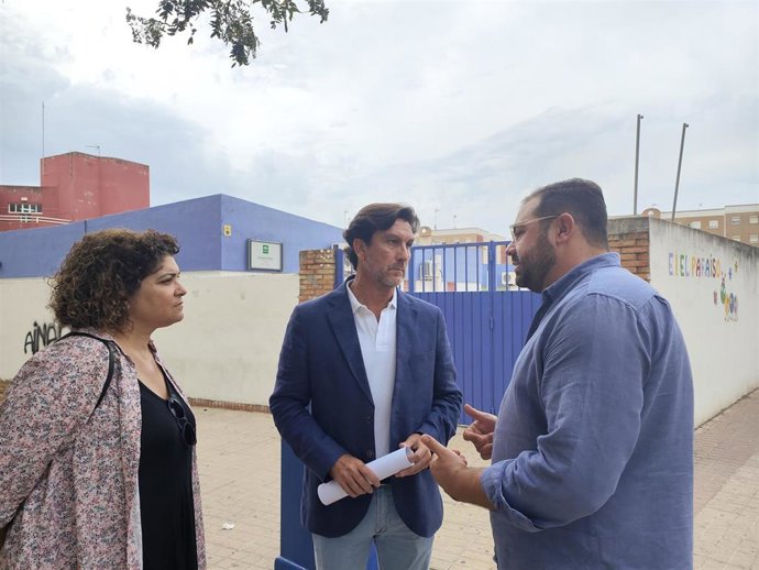 El portavoz del PSOE de Huelva y parlamentario andaluz, Enrique Gaviño (centro), junto a otros representantes socialistas, en la Escuela Infantil El Paraíso de Huelva.