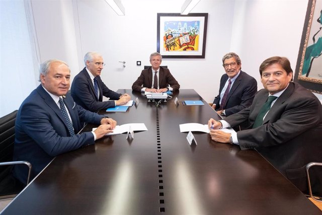 O presidente da Xunta, Alfonso Rueda, acompañado polo vicepresidente primeiro e conselleiro de Economía, Industria e Innovación, Francisco Conde, reúnese con representantes Grupo Indukern.