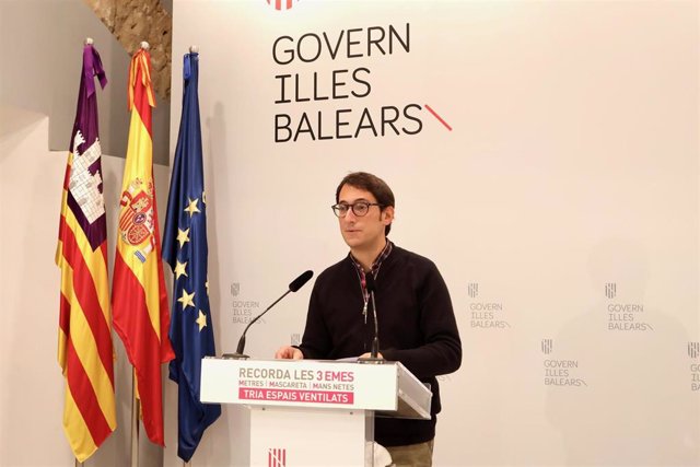 Archivo - El portavoz del Govern y conseller de Modelo Económico, Turismo y Trabajo, Iago Negueruela, en la rueda de prensa posterior al Consell de Govern.