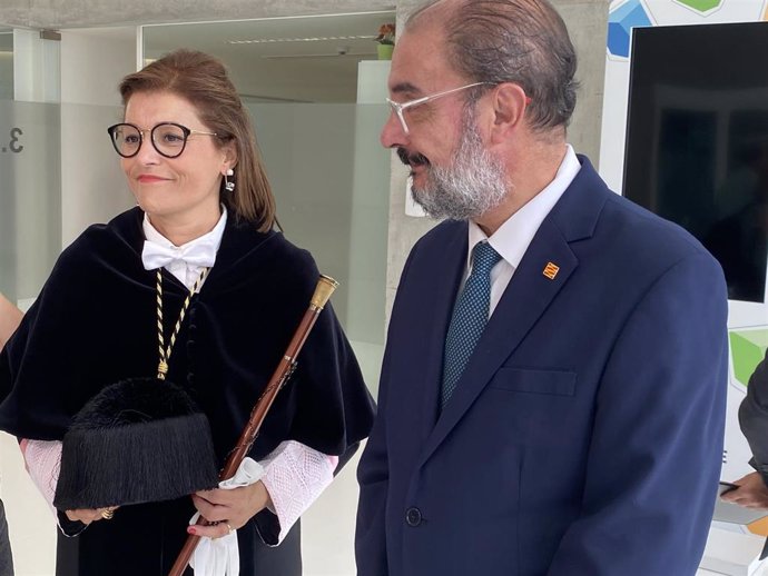 El presidente del Gobierno de Aragón, Javier Lambán, y la rectora de la USJ, Berta Sáez.