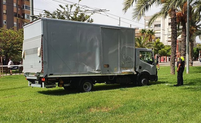 Un camión de reparto afectado en un accidente con un tranvía en Alicante