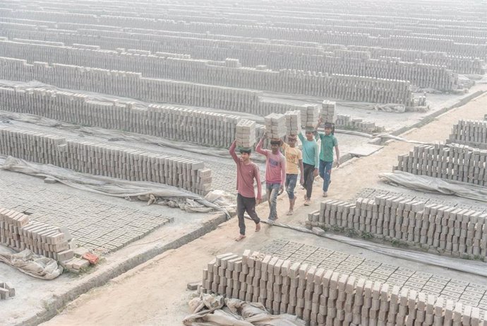 Archivo - Niños trabajando en una fábrica de ladrillos en Bangladesh