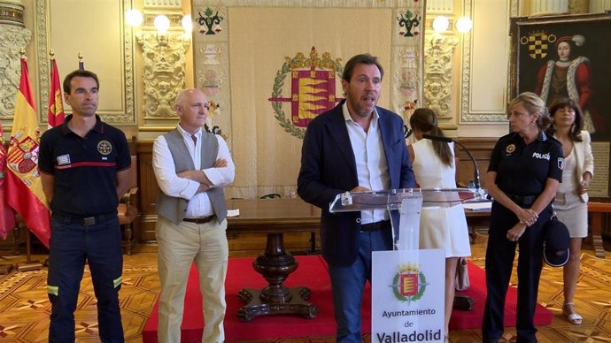 El alcalde de Valladolid, Óscar Puente, interviene en presencia de concejales y jefes de servicio para hacer balance del trabajo de los servicios municipales en las Fiestas.