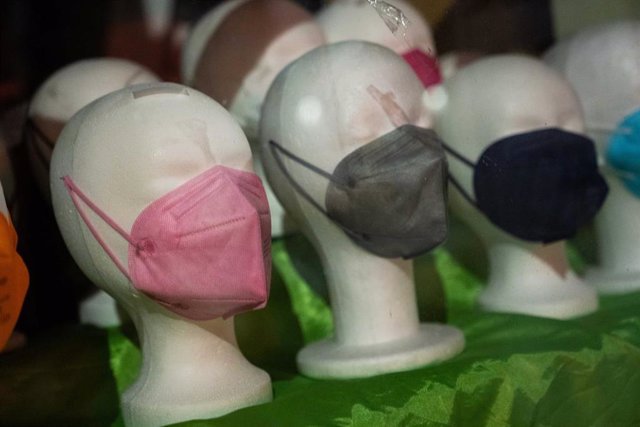 Archivo - FILED - 31 January 2022, Bavaria, Bamberg: FFP2 masks in a wide variety of colors are on display in a store window. A majority in Germany still supports the wearing of face masks on public transport, a poll has found. Photo: Nicolas Armer/dpa
