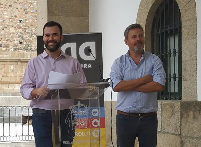 El alcalde de Cáceres, Luis Salaya, junto al concejal de Turismo, Jorge Villar, en una rueda de prensa