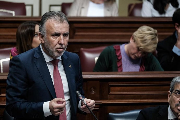 Archivo - El presidente de Canarias, Ángel Víctor Torres, en sesión plenaria