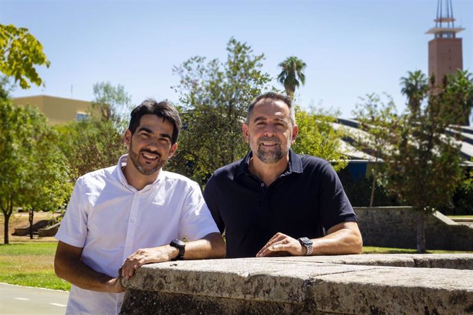 Antonio Fernández, vicerrector de Campus Saludable y Deporte de la UPO, y Javier Brazo Sayavera, profesor de la Facultad de Ciencias del Deporte.