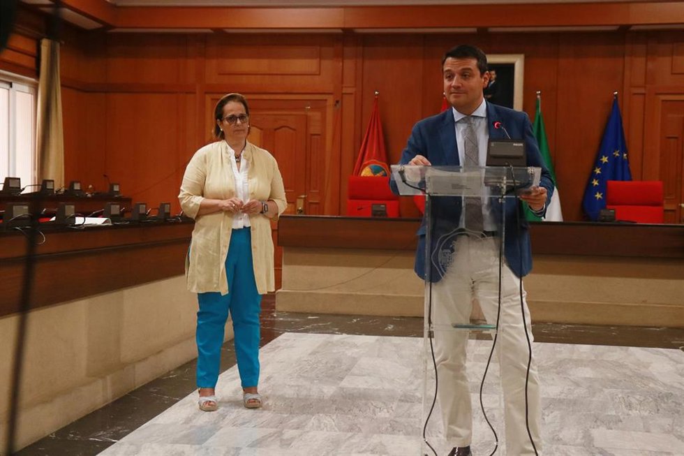 El alcalde de Córdoba, José María Bellido, y la teniente de alcalde de Reactivación Económica, Blanca Torrent, en rueda de prensa.