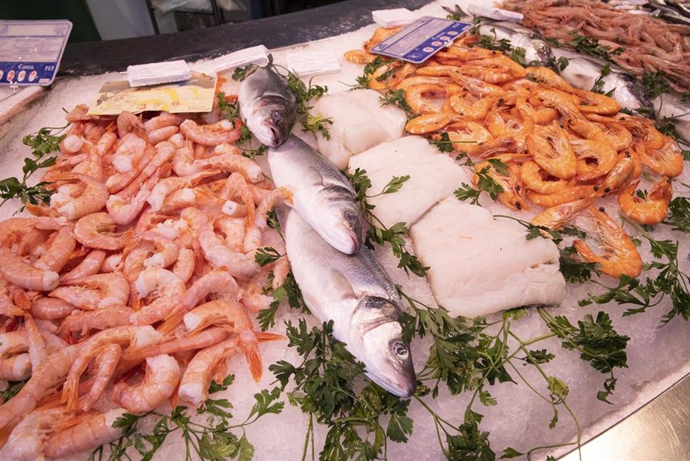 Archivo - Pescadería en un mercado de abastos.