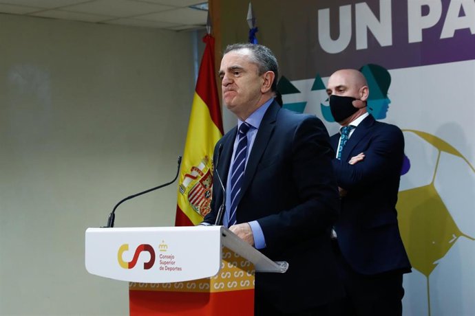 Archivo - José Manuel Franco durante la firma de los Estatutos para poner en marcha la Liga Profesional de Fútbol Femenino