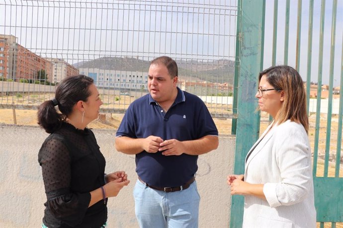 Torres, junto a Gámez y Colomo, ante el solar para la Ciudad de la Justicia.