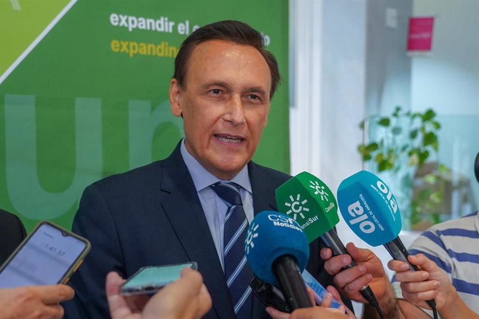 El consejero de Universidad, Investigación e Innovación, José Carlos Gómez Villamandos, atiende a los medios de comunicación.