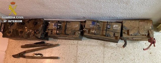 Objetos aprehendidos por la Guardia Civil a dos personas que intentaban robar baterías de maquinaria pesada