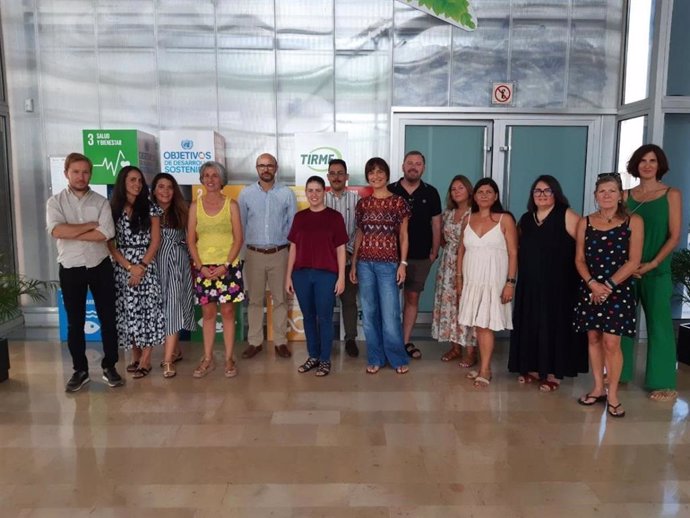 La consellera insular de Sostenibilidad y Medio Ambiente, Aurora Ribot; el director insular de Residuos, Juan Carrasco, y el director general de Tirme, Rafael Guinea, reciben a representantes de la delegación de Córcega.