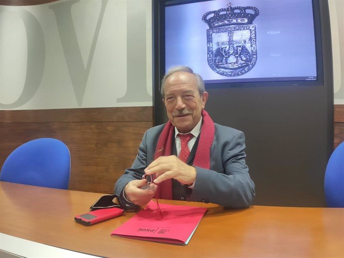 Archivo - El portavoz del PSOE en el Ayuntamiento de Oviedo, Wenceslao López, en rueda de prensa