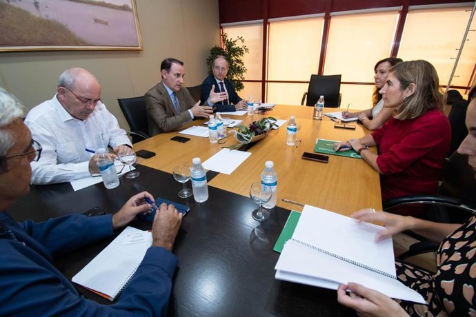 Blanco y González de Lara abordan los "retos" del contexto económico y apuestan por "seguir estrechando lazos".