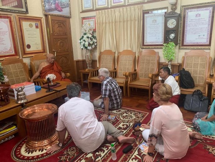 Miembros de la Fundación Lumbini Garden reunidos con el monje budista Sitagu Sayadaw, un influyente líder religioso en Myanmar