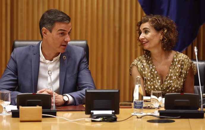 El presidente del Gobierno y secretario general del PSOE, Pedro Sánchez y la ministra de Hacienda y Función Pública, María Jesús Montero, durante la reunión interparlamentaria del grupo socialista en el Congreso.