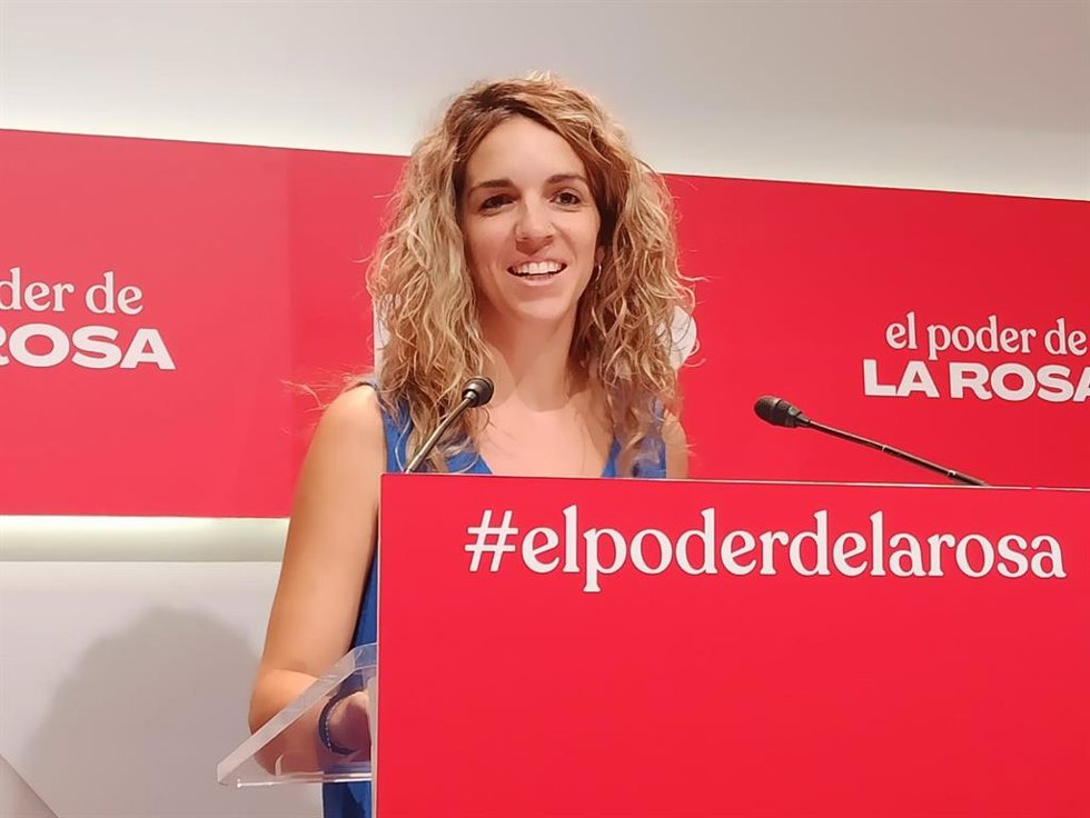 La portavoz del PSC, Elia Tortolero, en rueda de prensa en la sede del partido.