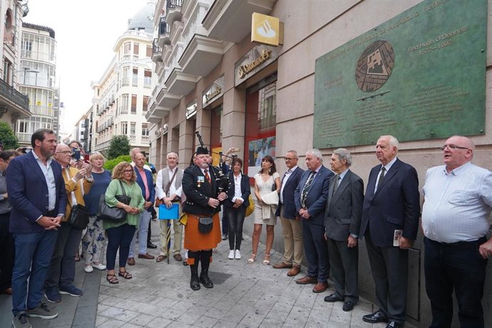 Inauguración de la placa en recuerdo del Convento de San Francisco, lugar de la primera sepultura de Cristóbal Colón y donde se cree que se hallan los restos de Red Hugh O'Donnell.
