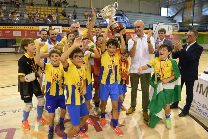 Archivo - El alcalde de Sevilla, Antonio Muñoz, en un campeonato deportivo organizado por el IMD.