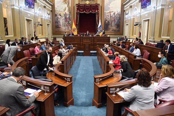 Archivo - Pleno del Parlamento de Canarias con los asientos antiguos