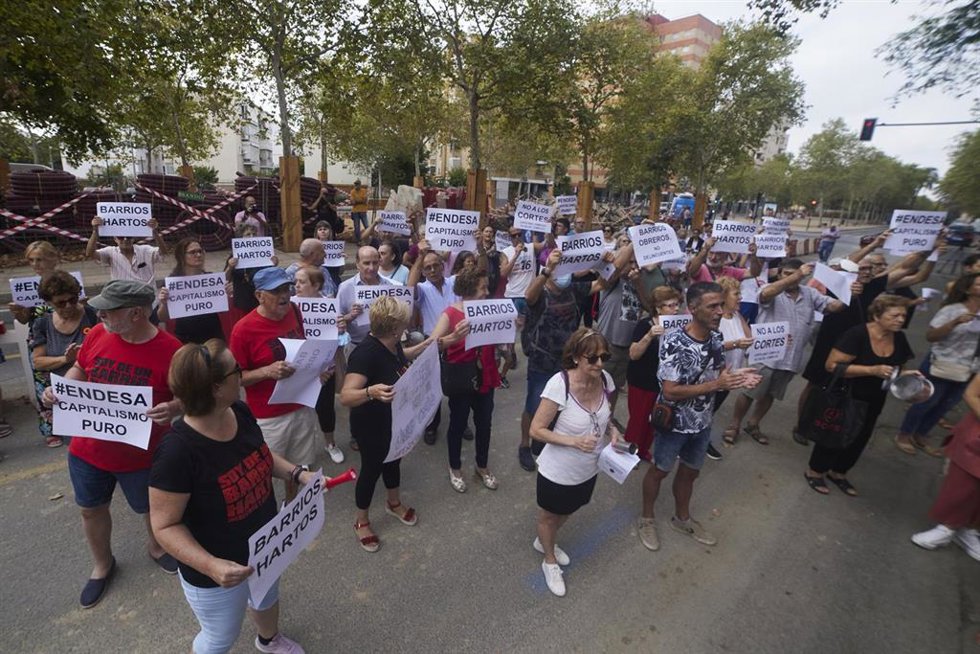 Archivo - Protesta en Sevilla por los fallos energéticos en los barrios desfavorecidos
