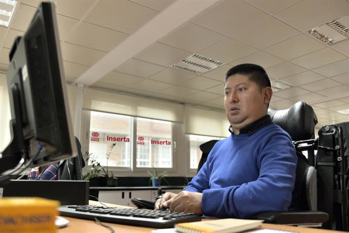 Archivo - Imagen de archivo de un empleado beneficiario de Inserta Empleo de la Fundación ONCE.