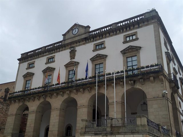 Archivo - Fachada principal del Ayuntamiento de Cáceres