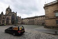 El cortejo fúnebre de Isabel II sale de Holyrood en presencia de Carlos III