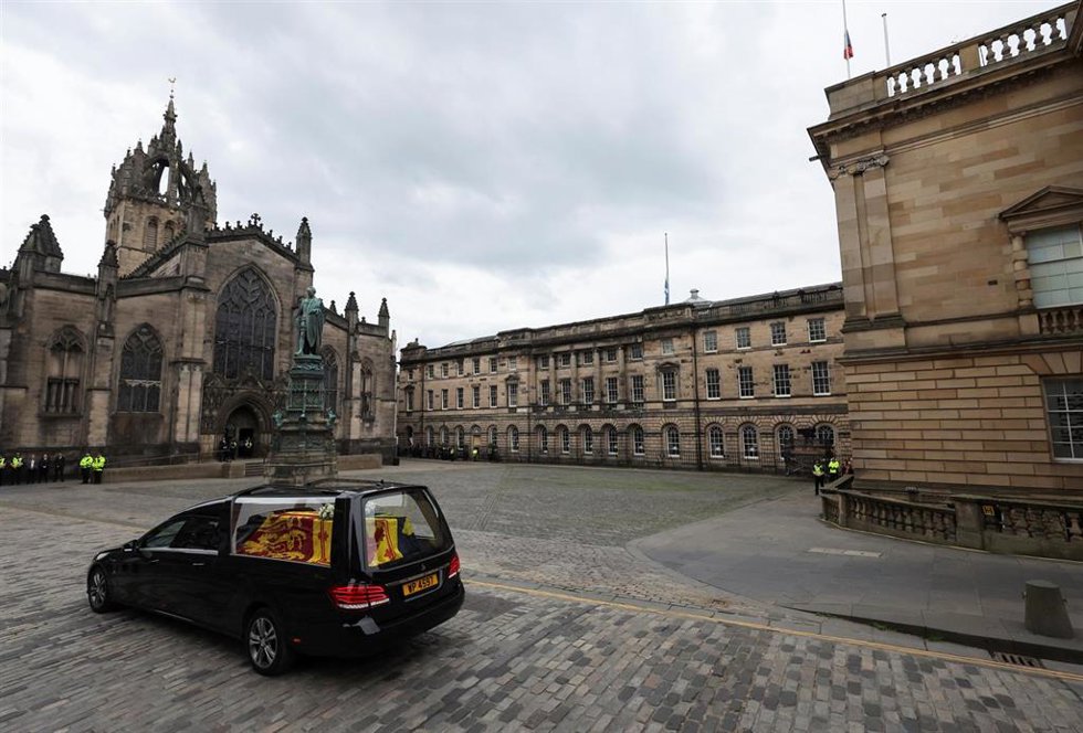 Llegada del féretro con los restos de Isabel II a Holyrood