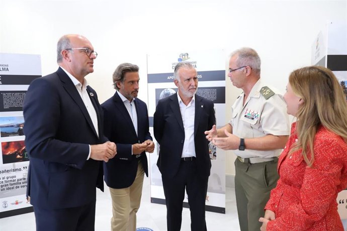 Inauguración de la exposición de homenaje de las Fuerzas Armadas durante su trabajo en la erupción de La Palma